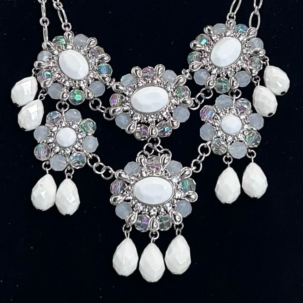Charming Charlie Floral Bib Necklace Women's 7” Drop Silver-tone & White Chunky